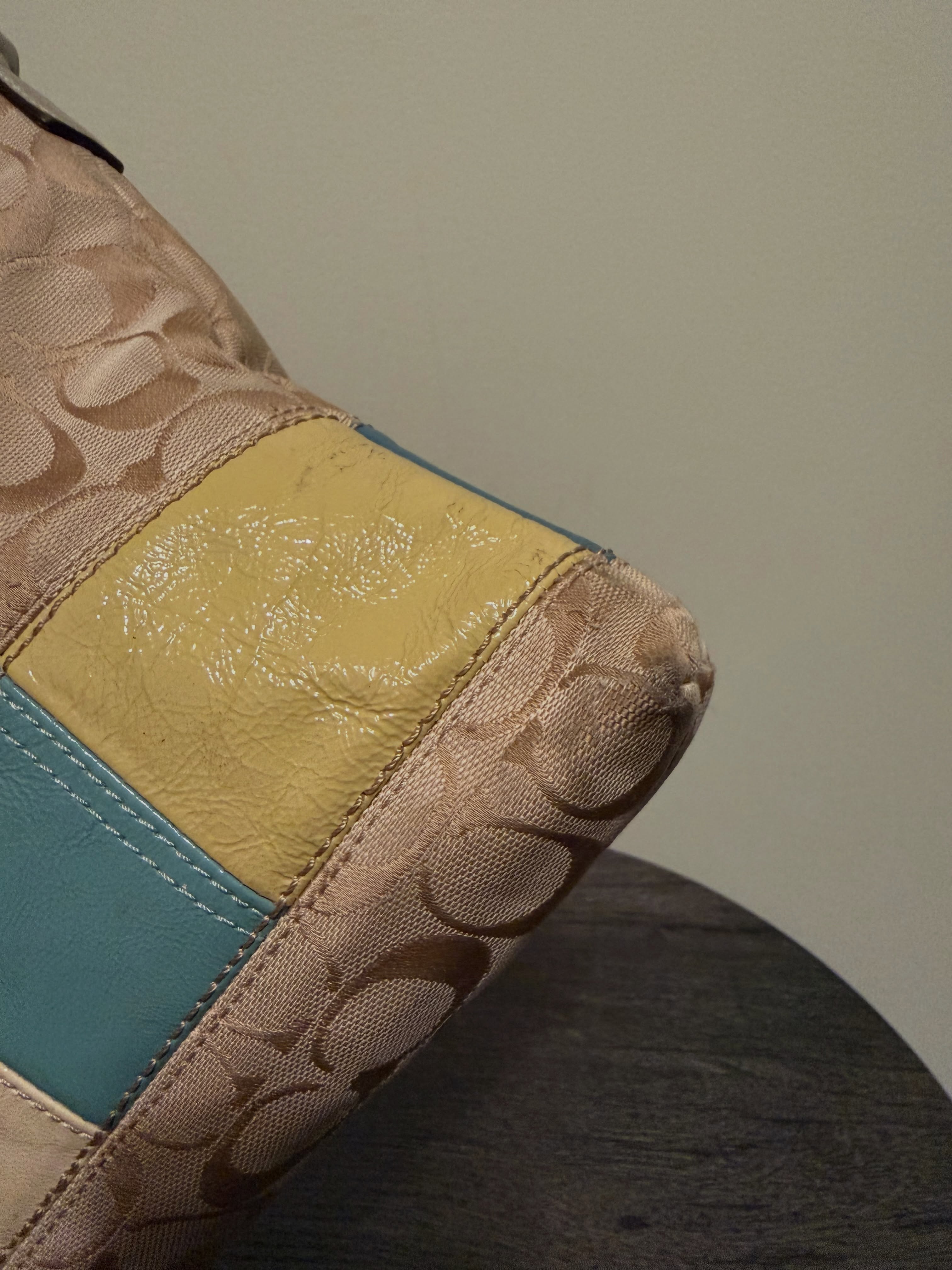Coach Beige Signature Multi-Color Stripe Crossbody 💙